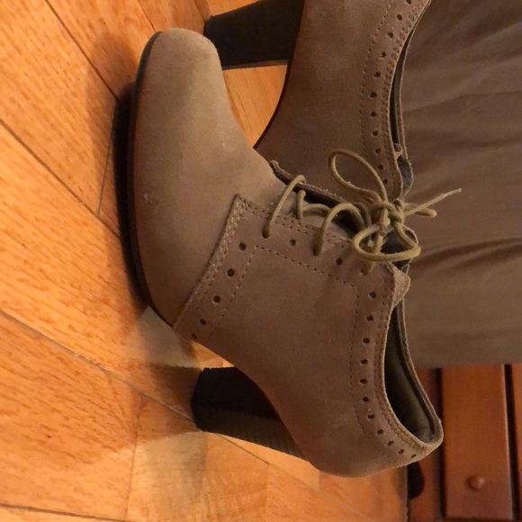 Clarks Suede Mary Janes booties with stitching and modest heel - Picture 7 of 7